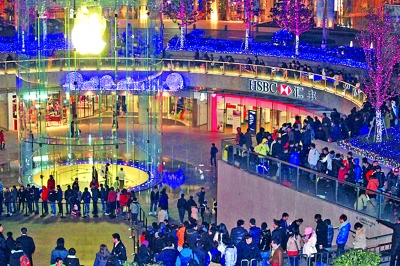 上海 上海浦東蘋(píng)果零售店外，“果粉”們通宵排隊(duì)。 新華社